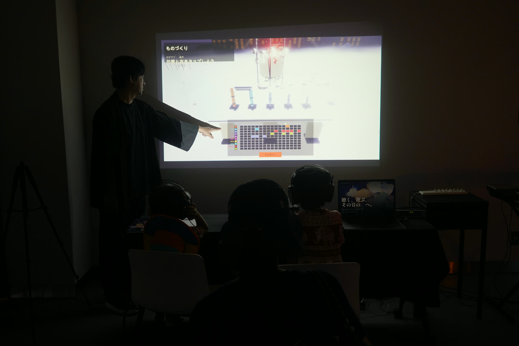 客席からゲーム画面を観る来場者