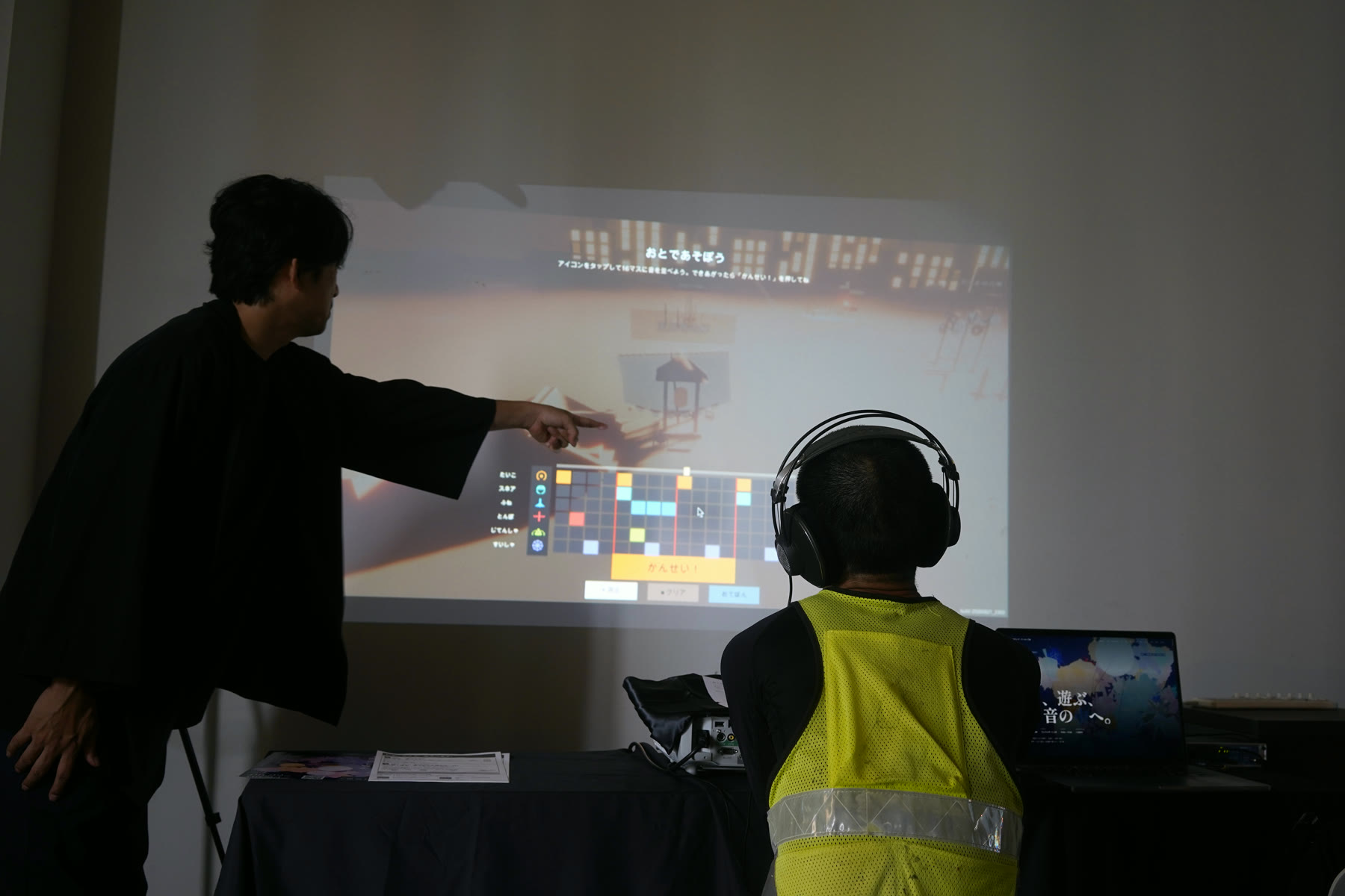 ゲーム「おとの帆曳船」の画面を前に音を並べる来場者