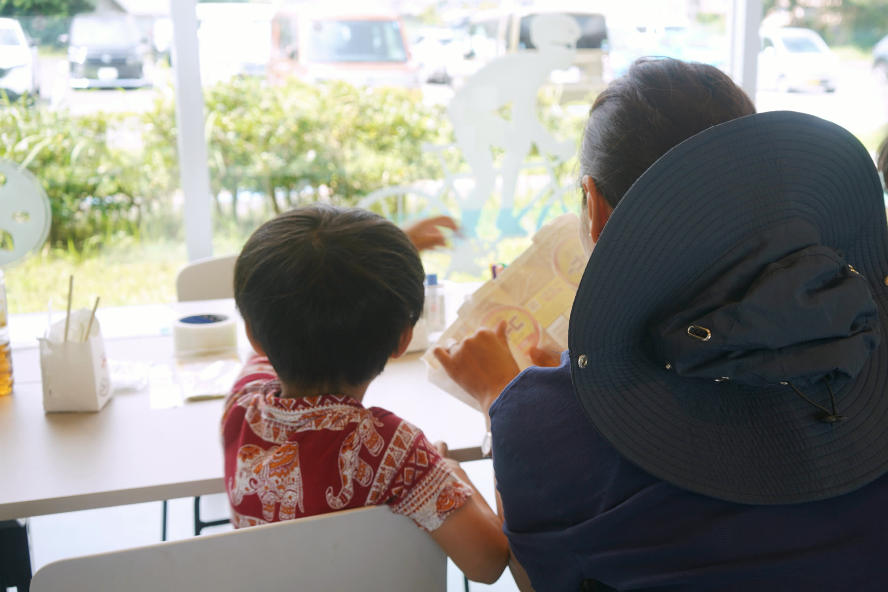 スクリーンを見つめる子どもたち