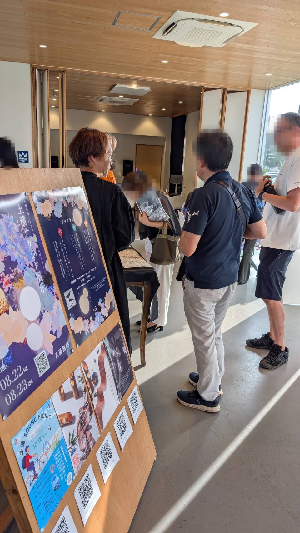 ポスターと活動記録を見る来場者
