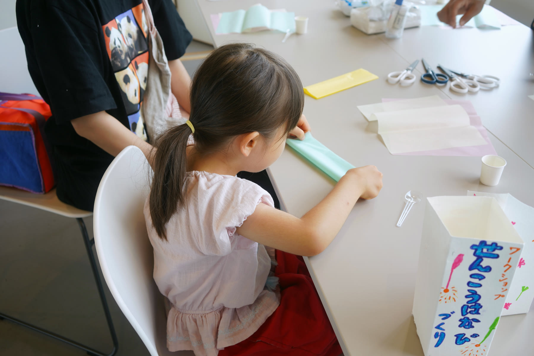 ワークショップで線香花火をつくる子ども